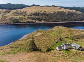 Stunning 5BR Farmhouse on Idylic Loch Tralaig - Innie House，位于克勒姆福特的酒店