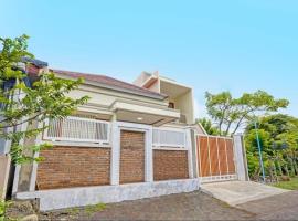 Kanggo Riko Family Homestay Mitra Reddoorz，位于外南梦Banyuwangi的酒店