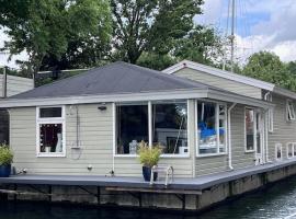 Bed and breakfast private accommodation at Amsterdam Houseboat，位于阿姆斯特丹的船屋