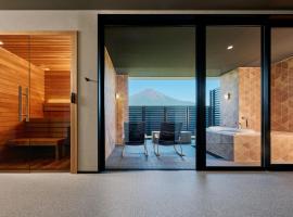 Mt Fuji View and Private Sauna Ryokan Shizuku，位于山中湖村的豪华型酒店