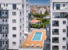 Larvella Estia Luxury Suites，位于拉纳卡的带停车场的酒店