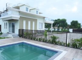 Raj Farms Luxury Villa and Swimming Pool Near Kukus，位于斋浦尔的酒店