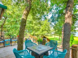 Shawnee Cabin with On-Site Reservoir Access!，位于肖尼的酒店
