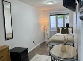 CozyStay - Entire Studio Flat in Dagenham - With a Private Bathroom & Kitchen - Easy Transport Links to Stratford & Central London under 40 minutes，位于达格纳姆的酒店