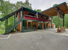 Robbinsville Apt in Converted Gas Station，位于罗宾斯维尔的酒店