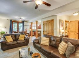 Less Than 1 Mi to Hot Spring Condo in Pagosa Springs!，位于帕戈萨斯普林斯的酒店