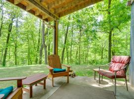 Jasper Apartment with Patio and Creek Access，位于贾斯珀的酒店