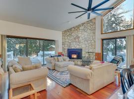 Ultimate Mountain Home with Hot Tub!，位于Tannersville的酒店