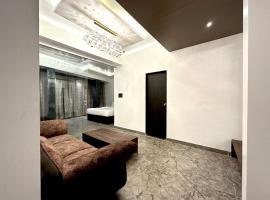 TAKHT- Executive Suites and Rooms，位于Chinchiwad的酒店