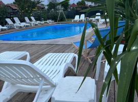 克拉西克旅馆，位于阿尔杰什河畔库尔泰亚的带泳池的酒店