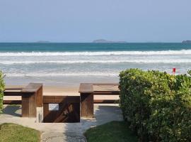 P&eacute; na areia Praia Gerib&aacute; B&uacute;zios，位于布希奥斯的酒店