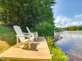 Breathtaking Newbury Cottage with Deck on Chalk Pond，位于Newbury的酒店