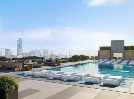 Modern 1BR Condo on Rainey St - Pool & Views