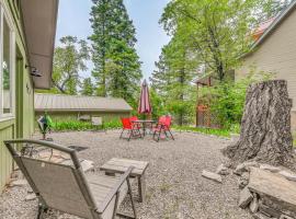 Central Cloudcroft Retreat with Wood-Burning Stove!，位于克劳德克罗夫特的酒店