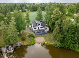 Villa Gaia - Luxury villa with jacuzzi and beach next to trainstation 10 minutes to Tampere city! 1,5 hours to Helsinki，位于伦派莱的别墅