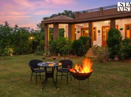 StayVista's Wildwood Canopy - Forest-View, Pet-Friendly Villa with Lawn & Indoor-Outdoor Games，位于斋浦尔的酒店