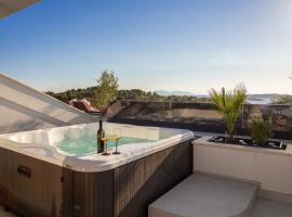 Luxury Penthouse Hvar with Jacuzzi & Sea View，位于赫瓦尔的带热水浴缸的酒店