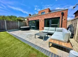 Modern Three Bedroom Home with Hot Tub and Garden - Christchurch Location - Sleeps 7