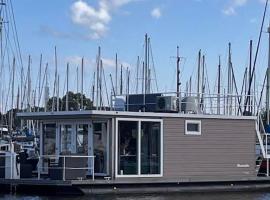 Houseboat Maatrollie NS002，位于蒙尼肯丹的船屋