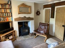 Holmedale Cottage with outdoor terrace in the heart of Robin Hoods Bay，位于罗宾胡兹贝的酒店