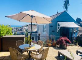 Little Trevio - seaside haven with parking and sea views，位于布里克瑟姆的酒店