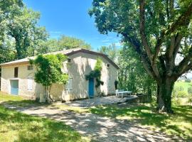 Maison de campagne au calme dans un bois de chêne，位于Avensac的酒店