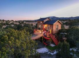 Crows Nest Treehouse At El Mstico Ranch，位于Nogal的酒店