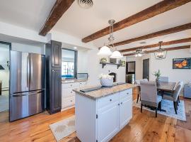 Airy & Spacious Modern Farmhouse，位于Reisterstown的酒店