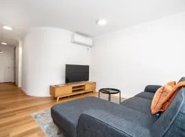 Apt in Kingston - 10min to Lake Burley Griffin - Hosted by Canstay