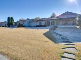 Lovely Hot Springs Home with Lake Balboa Access，位于温泉村的酒店