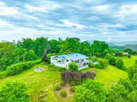 Near Hiking Trails Luxe Canton Getaway with Grill，位于坎顿的酒店