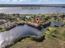 Luxurious Lakefront Retreat In Winterset，位于温特黑文的酒店