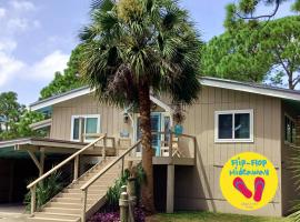 Dog Friendly-Short Walk to Beach-Canal Front-Screened Porch-Peaceful，位于Sun N Sand Beaches的酒店