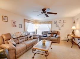 Cozy Home with ATV Trail Access in Berlin!，位于戈勒姆的酒店