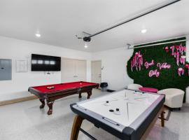 NEW 3bd, 2.5 bath w Game room lounge, Hot tub, pool, fire pit, and more，位于圣克拉拉的酒店
