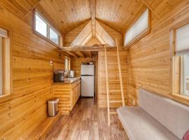 Stay Portland Collection - Tiny Log Cabin - Walk to Local Shops & Eateries，位于波特兰的酒店