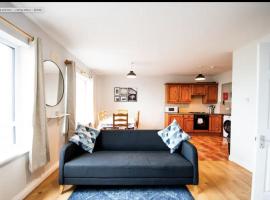Cosy, Cute and Modern Apartment steps to the beach，位于班多伦的酒店