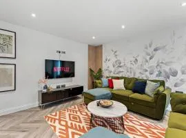 Sleek Abode in Leeds - Games Room - Parking