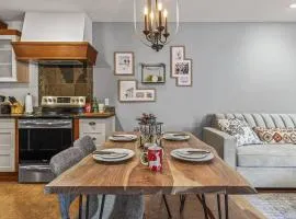 L109 Canmore World Class Solara Resort - Hot tub, Pool, Gym, AirCon, Free Parking & Netflix