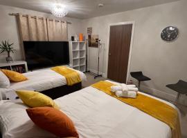 Family Room 2 beds Free WiFi Free Parking，位于Hillsborough的酒店