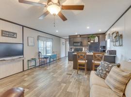 Lakefront Wetumpka Escape with Furnished Deck!，位于威屯卡的酒店