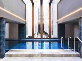 Midnight Luxe 2BR 2Bath 2Car 528 in the heart of Braddon Pool Sauna Gym Secure Parking Wifi Wine，位于堪培拉的酒店