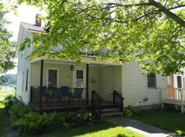 The Cute & Cozy - Lower Apt - Great Location!