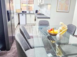 Queen of the Desert Villa Secure & Gated 2 Bdrm Home，位于艾利斯斯普林斯的带按摩浴缸的酒店