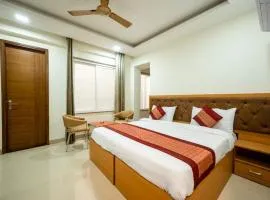 Palm View Lodge Gurgaon !! Walking Distance from Medanta Hospital Sector 38