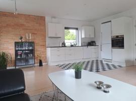 Centralt beliggende hyggeligt byhus med 8 sovepladser 130m2 med pejs，位于霍尔斯特布罗的酒店