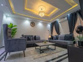 Luxurious 3 bed house in Magboro，位于Magboro-Akeran的酒店