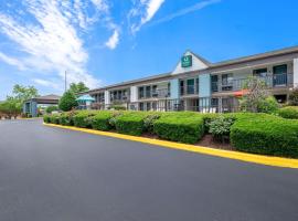 Quality Inn Pelham I-65 exit 246，位于佩勒姆的酒店