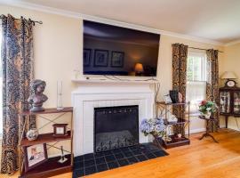 Little Palace West Kettering Retreat w-Patio，位于Kettering的酒店