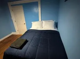 Fidelia Diamond Room Queen Bed Minutes from Newark Liberty International Airport and Newark Penn Station